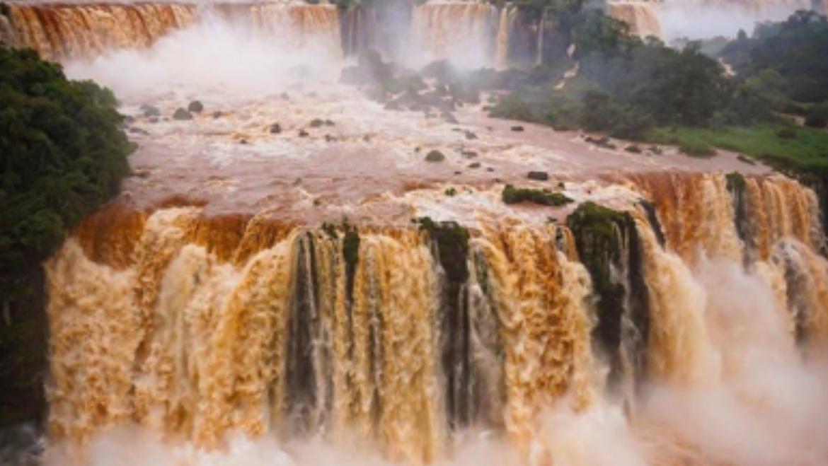 Cataratas do Iguaçu seguem com vazão elevada e espetáculo impressiona visitantes