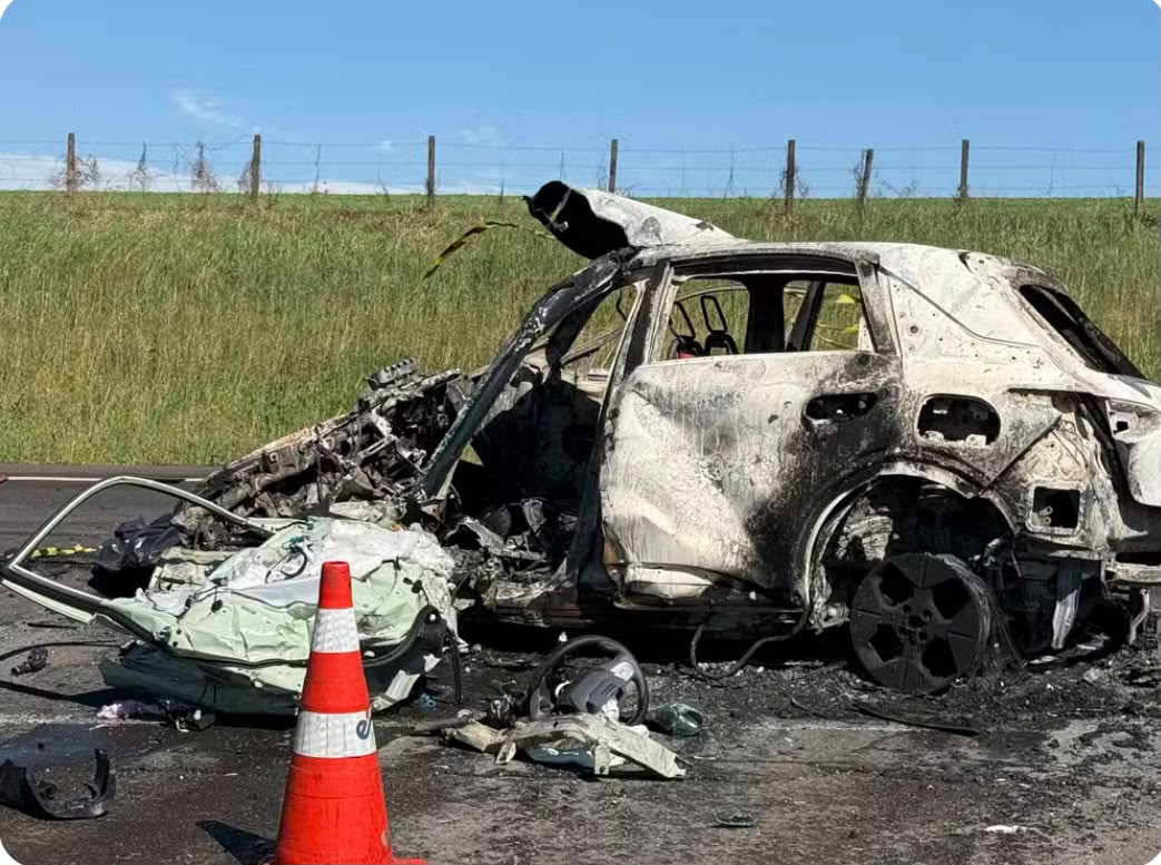 Tragédia na BR-277: carro elétrico pega fogo após colisão frontal e motorista morre carbonizado
