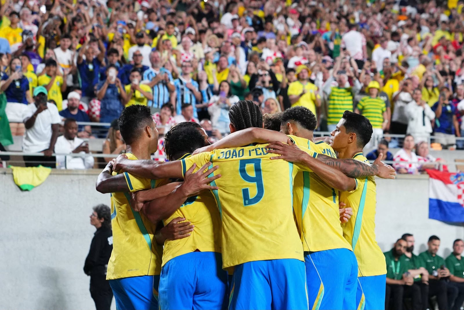 Brasil vira jogo no final e passa para as oitavas