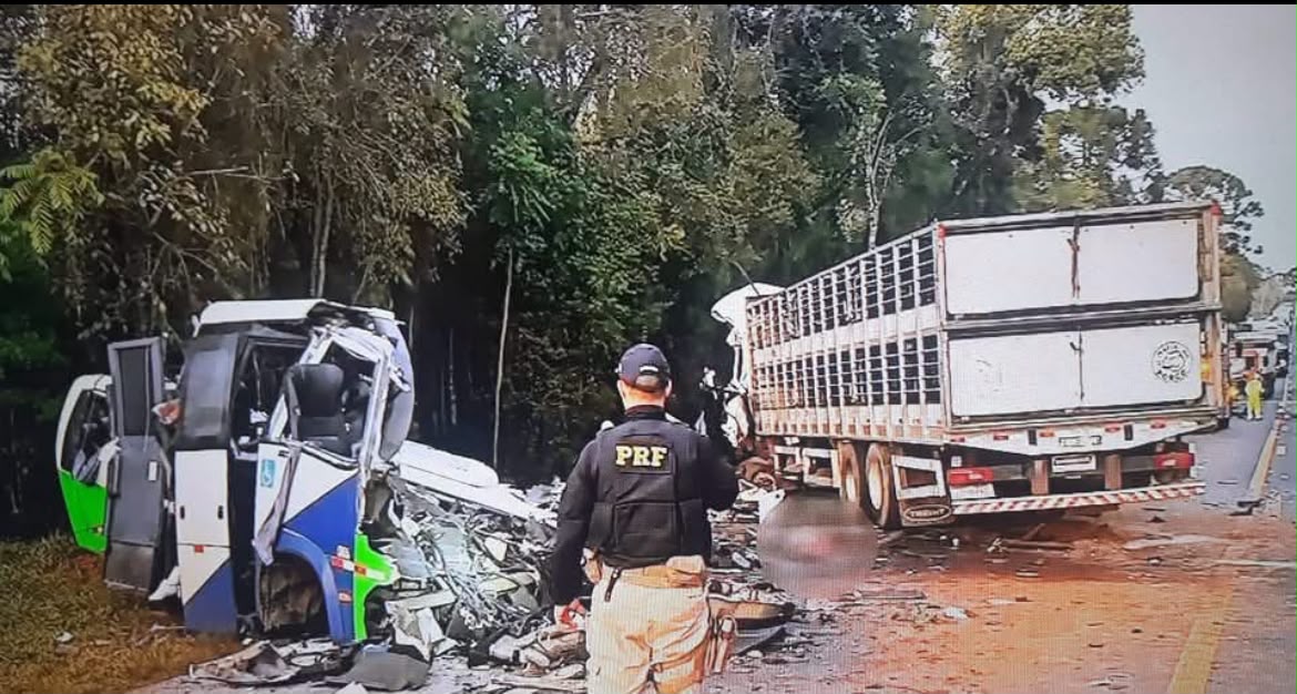 TRAGÉDIA NA BR-373: ACIDENTE ENTRE MICRO-ÔNIBUS E CARRETA DEIXA 22 MORTOS NO PARANÁ