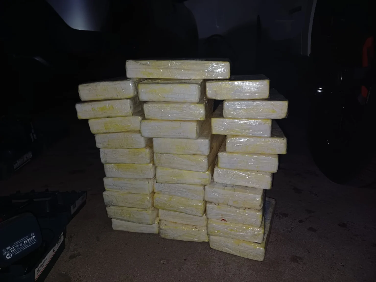 Cocaína em fundo falso: casal é preso com filha em carro no Paraná