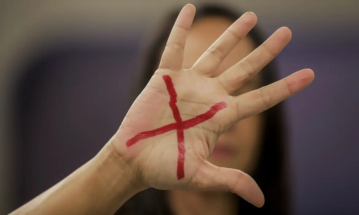 Novas leis ampliam proteção às mulheres e endurecem combate à violência no Brasil
