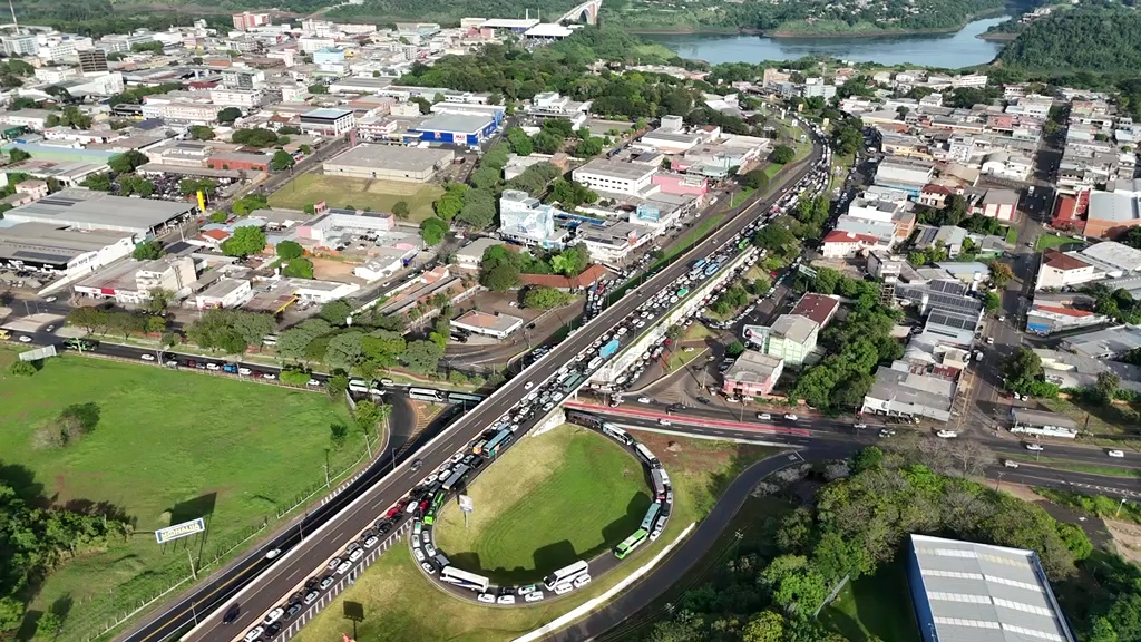 Vai ao Paraguai? Prepare-se: fila longa trava BR-277 em Foz
