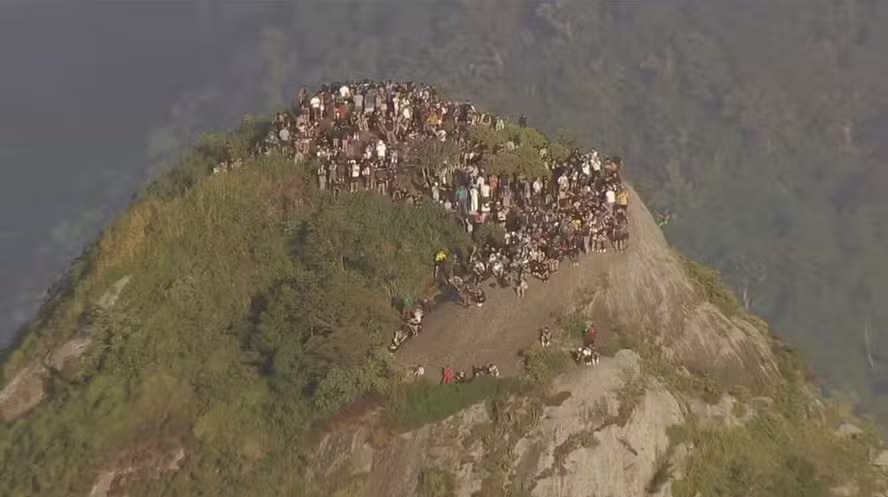 Turistas ficam presos no Morro Dois Irmãos após tiroteio durante operação policial no RJ