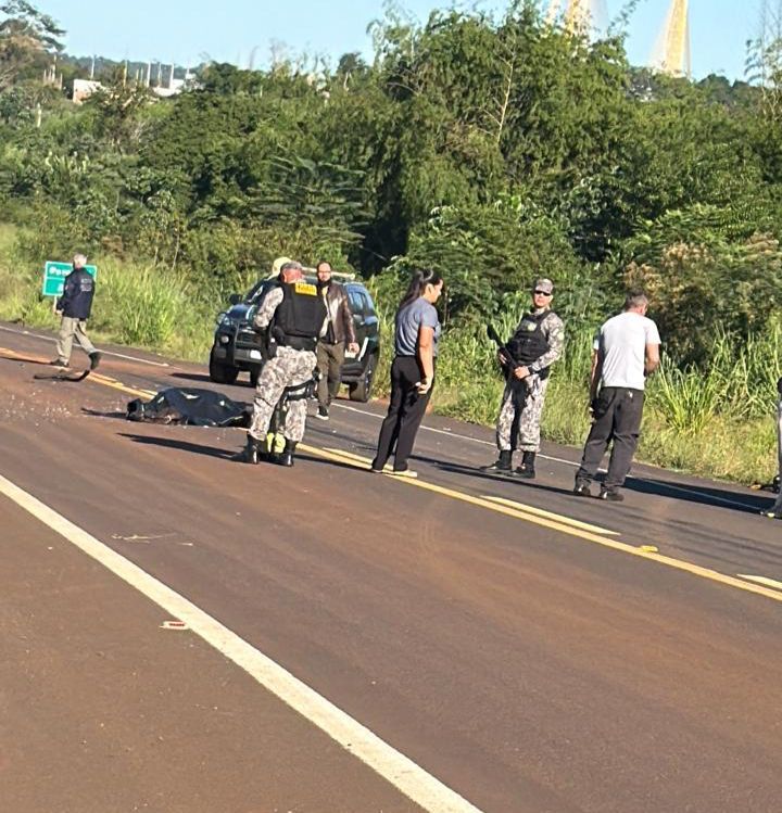 Ciclista morre após ser atingido por carro da Receita Federal na Perimetral Leste, em Foz do Iguaçu