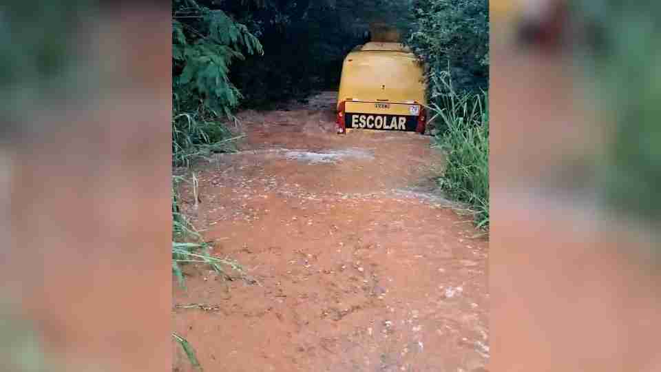 Chuva alaga estrada e deixa ônibus escolar parcialmente submerso em Marechal Cândido Rondon