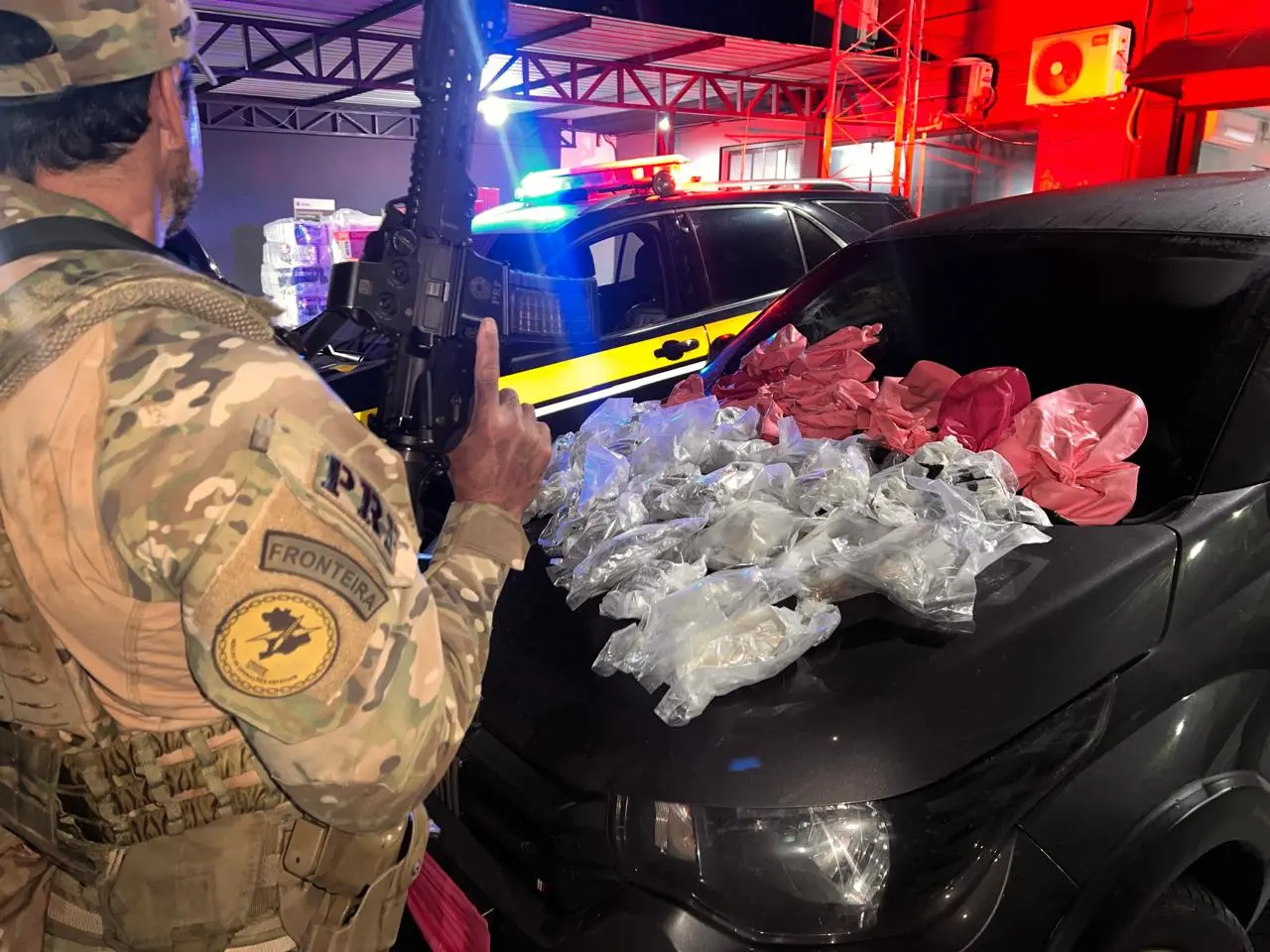 Fiscalização flagra drogas escondidas em tanque de carro no Oeste