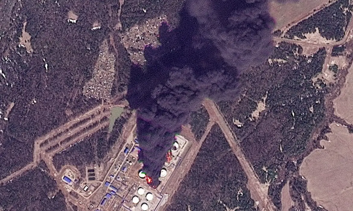 Drones ucranianos atingem instalações petrolíferas Russas