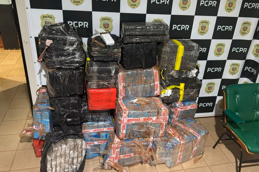 PCPR encontra 734 kg de maconha em carreta que quase bateu em viatura policial