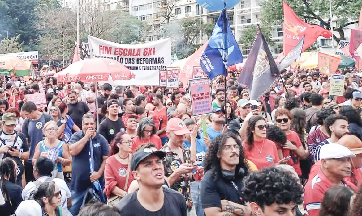 Manifestação em SP pede fim da escala 6x1 e ações contra o feminicídio