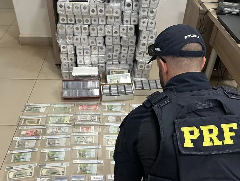 Coleção de moedas e cédulas saiu de Foz do Iguaçu e é apreendida pela PRF na BR-277