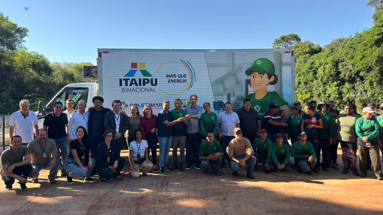 Itaipu entrega caminhão para associação de catadores em Marechal Cândido Rondon