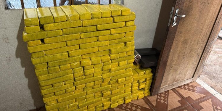 PF intercepta veículo suspeito e encontra droga escondida em galpões de Foz