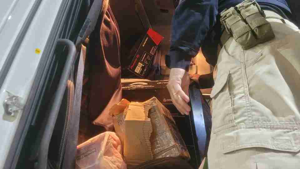 Carga ilegal saída de Foz do Iguaçu com quase 5 mil cigarros eletrônicos é apreendida na BR-277