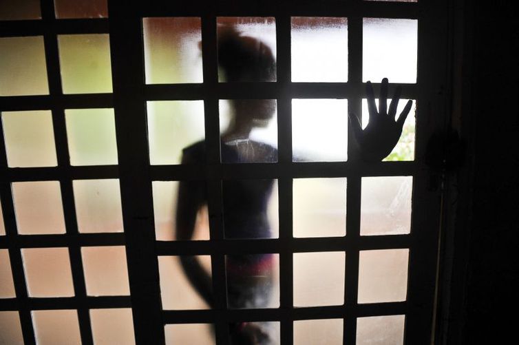 Homem é preso após agredir filha adolescente com soco no rosto no Paraná