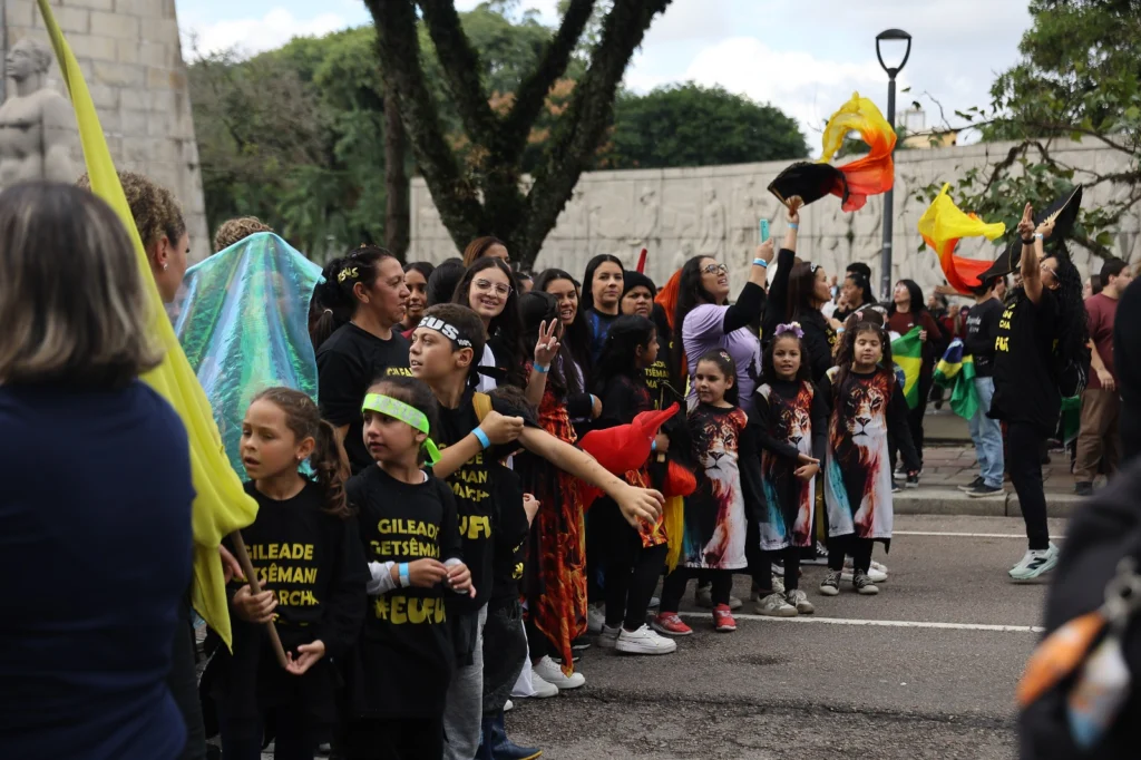Marcha para Jesus reúne milhares de fiéis no centro de Curitiba