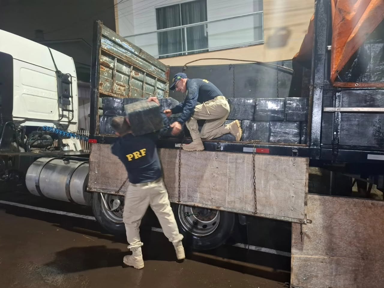 Caminhão carregado com mais de 2 toneladas de maconha saiu da fronteira e é apreendido na BR-277