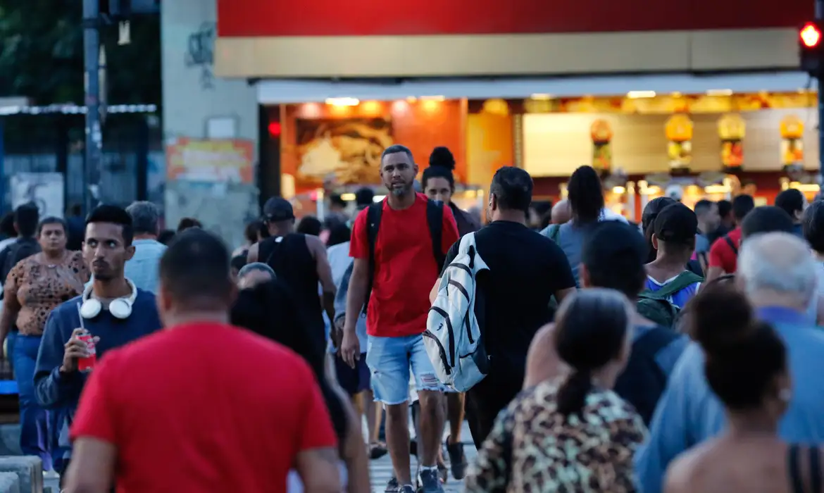 Desemprego chega a 5,8% no trimestre encerrado em abril, diz IBGE