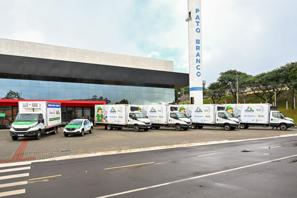 Itaipu entrega veículos e equipamentos para impulsionar a reciclagem no sudoeste do PR