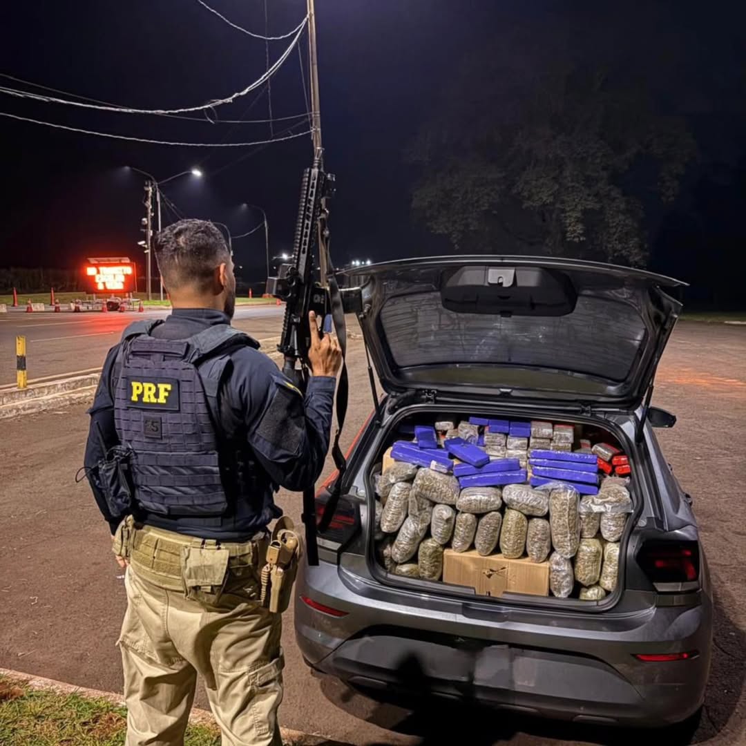 PRF apreende quase meia tonelada de maconha em veículo clonado após fuga na BR-277, em Santa Terezinha de Itaipu (PR).