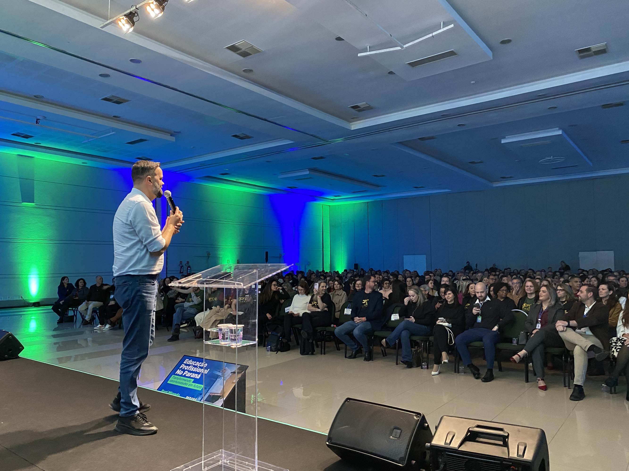 Estado promove formação para coordenadores da educação profissional em Foz do Iguaçu