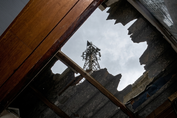 Estrutura metálica despenca de torre e atinge casa no bairro Três Lagoas