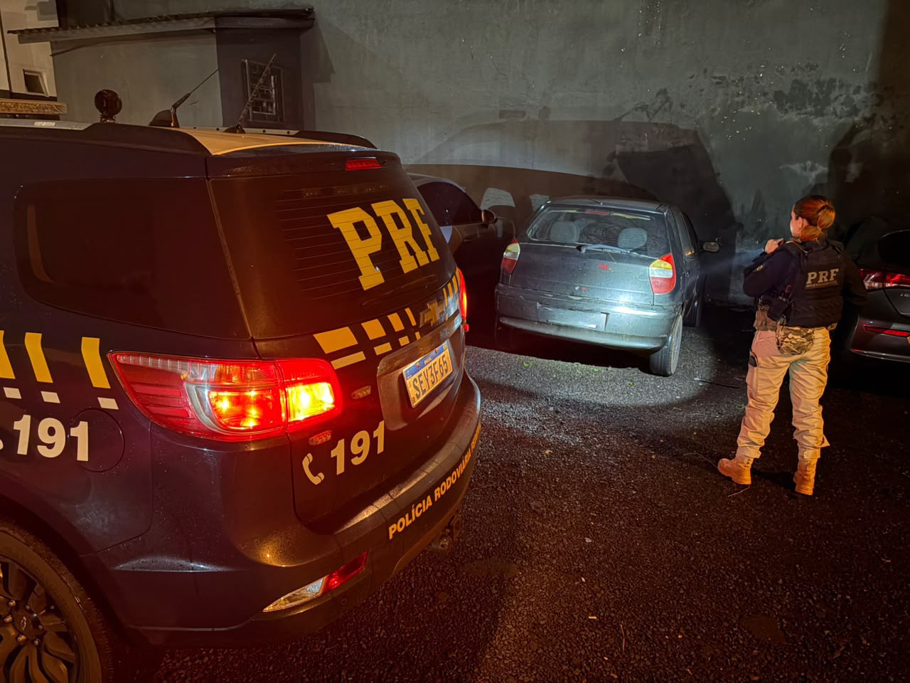 Homem é preso pela PRF com carro furtado na BR-277 em Santa Terezinha de Itaipu