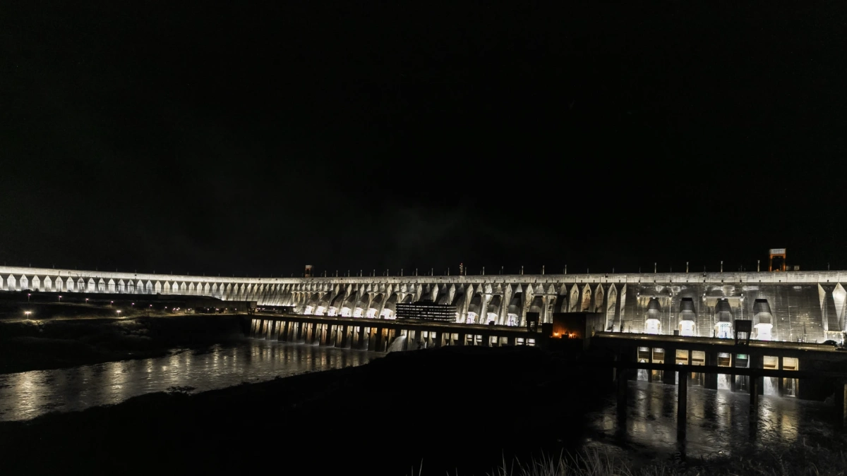 Moradores de cidades lindeiras têm entrada gratuita no passeio Itaipu Iluminada