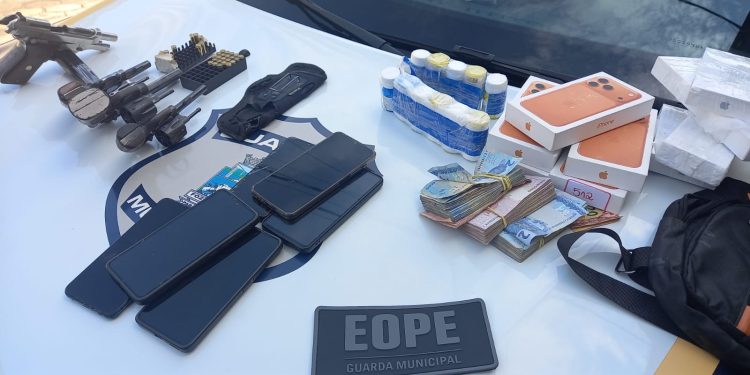 Guarda Municipal prende quatro pessoas e apreende armas, munições e mercadorias em Foz do Iguaçu