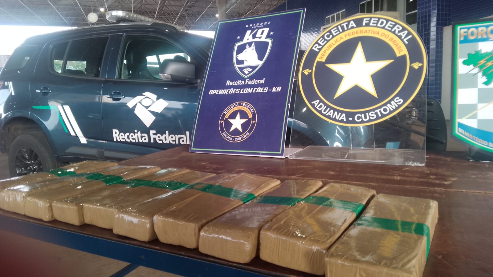Receita Federal apreende caminhão-guincho com maconha escondida em fundo falso na Ponte da Amizade