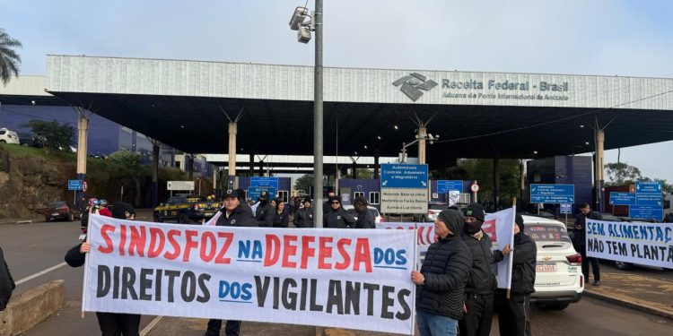 Vigilantes fazem greve e protestam na Ponte da Amizade por atraso de salários e benefícios