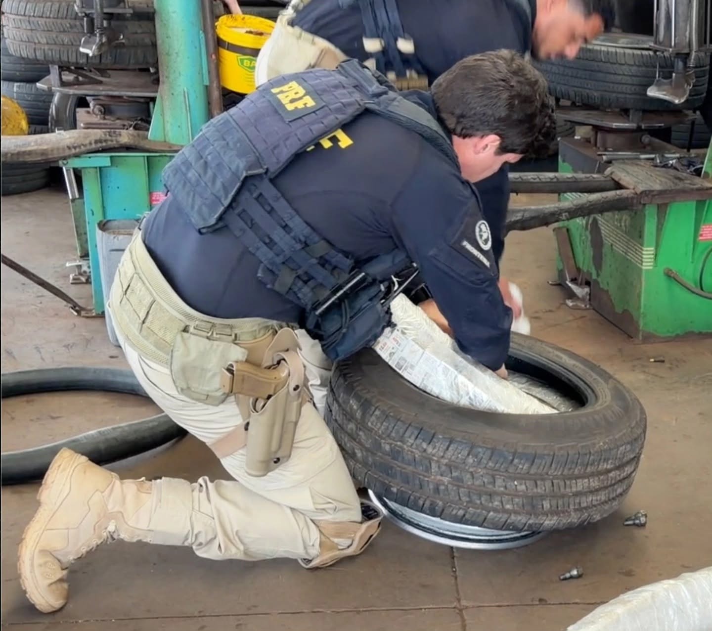 PRF encontra 3 mil ampolas de emagrecedores escondidas em pneus de carro na BR-277