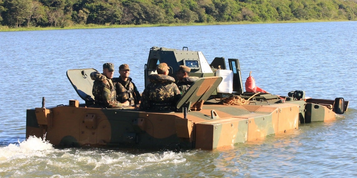 Blindado anfíbio do Exército entra em ação durante treinamento em rios de Foz do Iguaçu