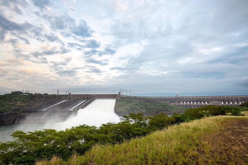 Espetáculo das águas: Itaipu abre vertedouro e encanta moradores e turistas