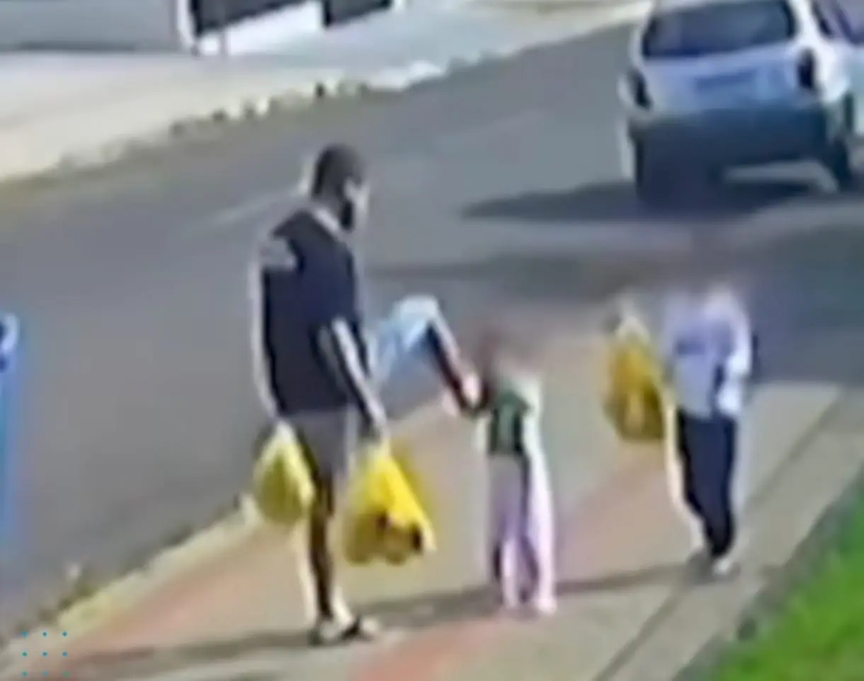 Pai que chutou filha de 3 anos impunha castigos cruéis com milho e feijão, diz polícia