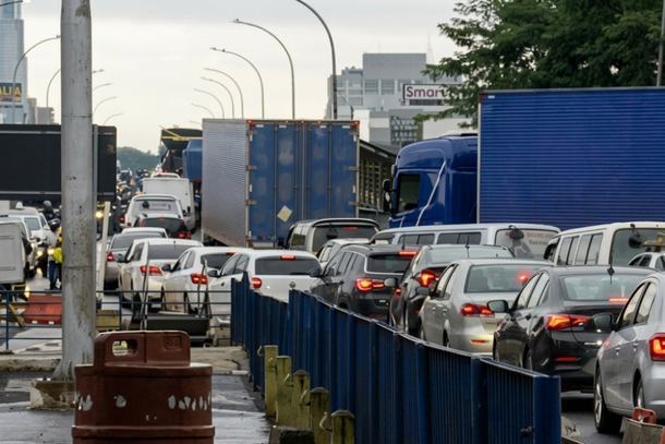 Férias de julho aumentam movimento e filas na Ponte da Amizade