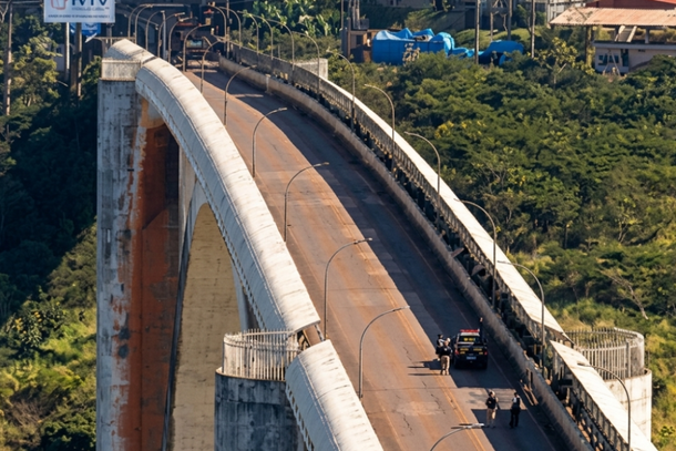 Caos na fronteira: pane elétrica paralisa a Ponte da Amizade