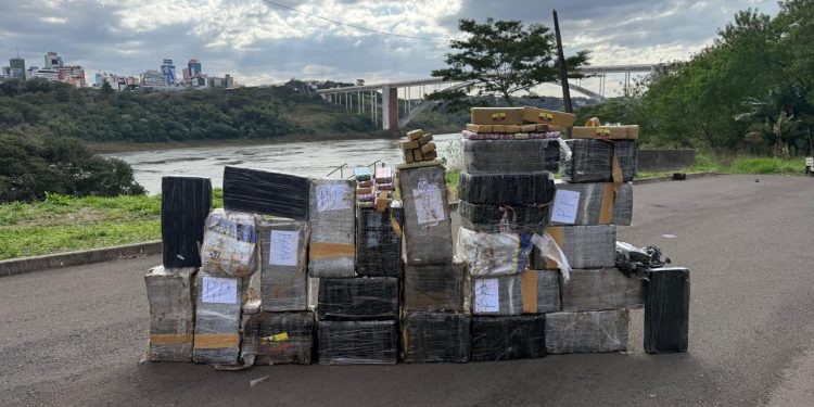 Operação na fronteira apreende 621 quilos de maconha após travessia pelo Rio Paraná