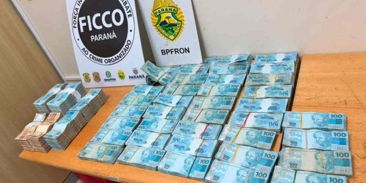 Operação apreende R$ 754 mil e leva três suspeitos à Polícia Federal