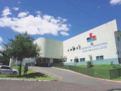 PM confirma que carro levava 10 pessoas; hospital atualiza estado de saúde dos sobreviventes