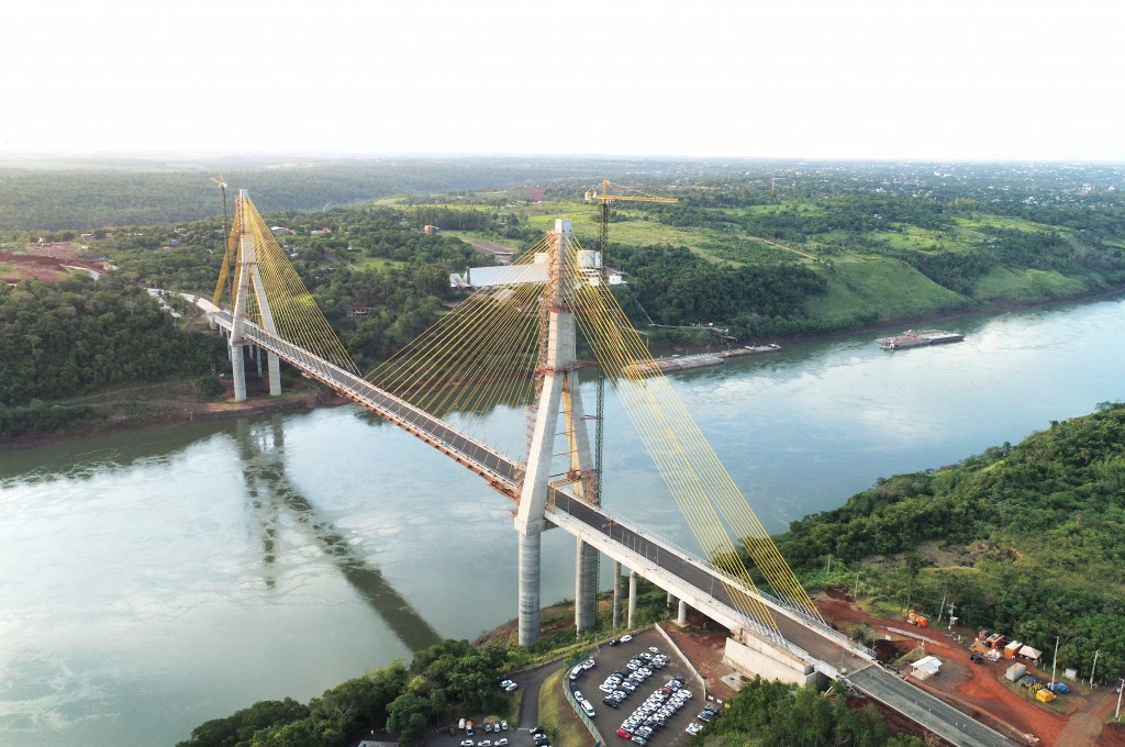 Caminhoneiros anunciam protesto contra novas regras da Ponte da Integração