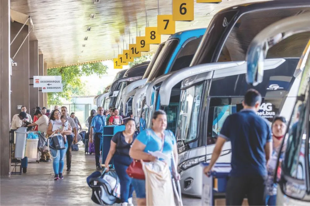 Receita Federal volta atrás e posterga regras para ônibus que cruzam a fronteira