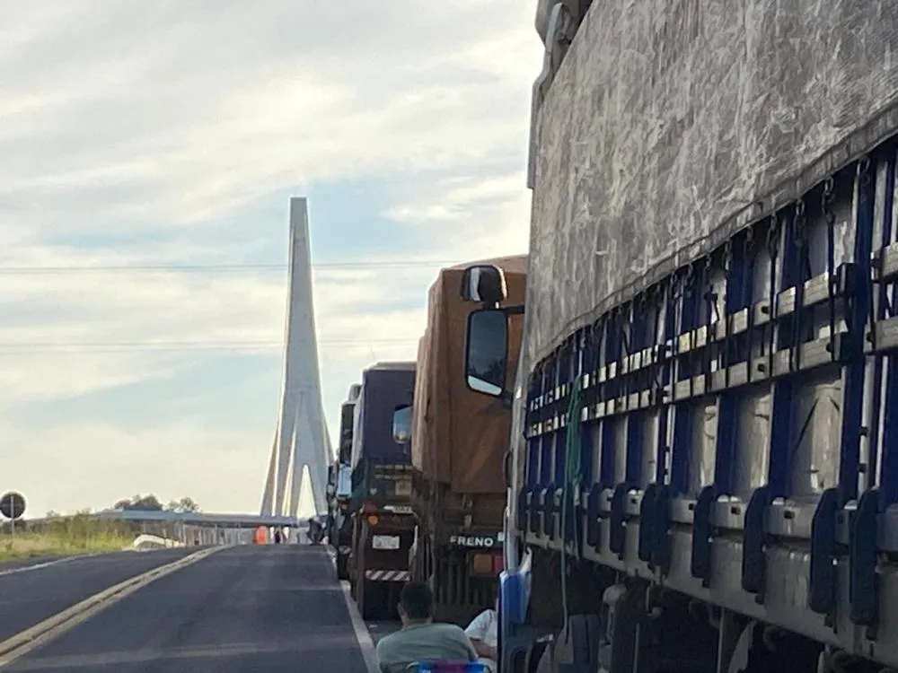 Caminhoneiros protestam contra restrições na Ponte da Integração em Foz do Iguaçu