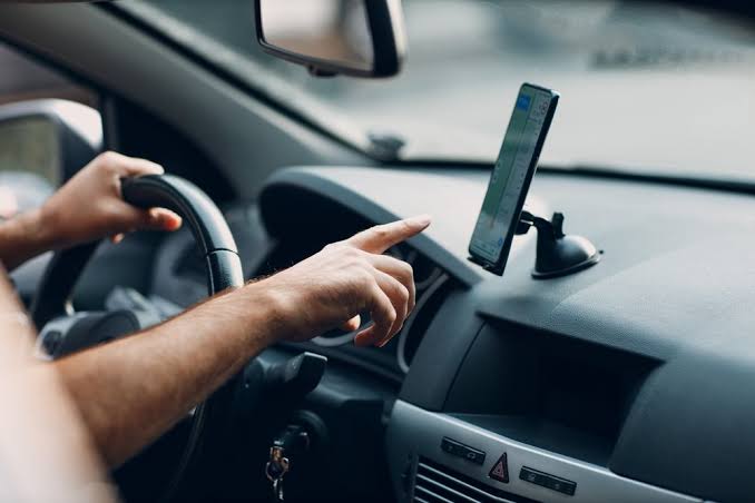 Carros de aplicativo não podem exibir propaganda eleitoral durante campanhas, decide TSE