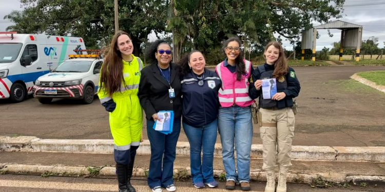 PRF leva alerta contra violência às mulheres e orienta mais de 200 pessoas na BR-277