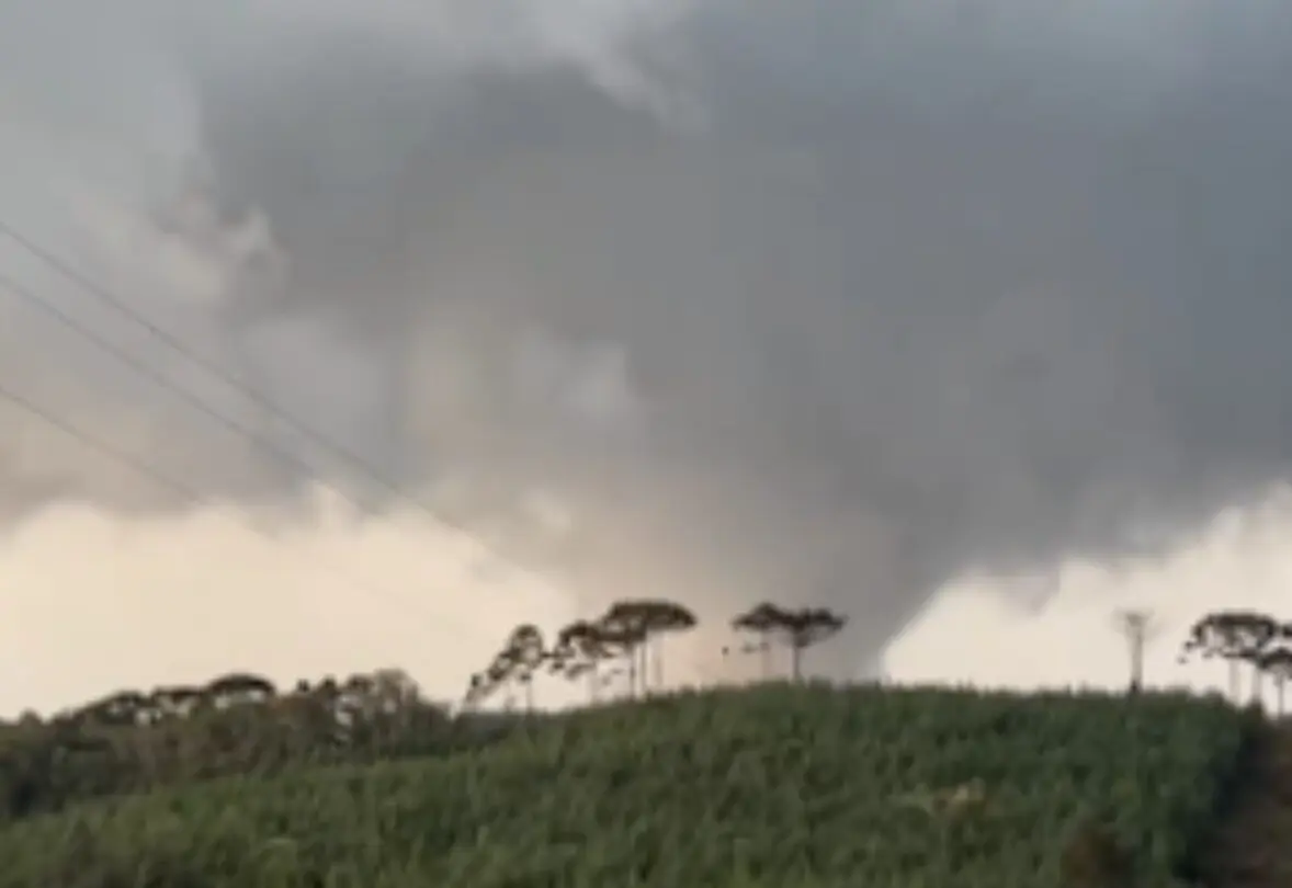 Tornado atinge Piraí do Sul, causa destruição e coloca Paraná em alerta para tempo severo