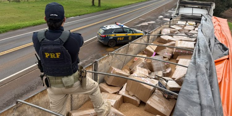PRF intercepta carreta com mais de 3,5 toneladas de maconha que saiu de Foz do Iguaçu