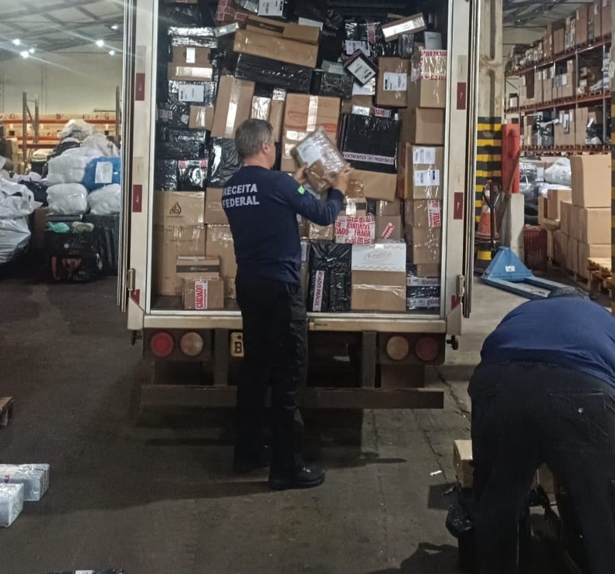 Mais de 1 tonelada de drogas é descoberta em carreta que saiu de Foz do Iguaçu