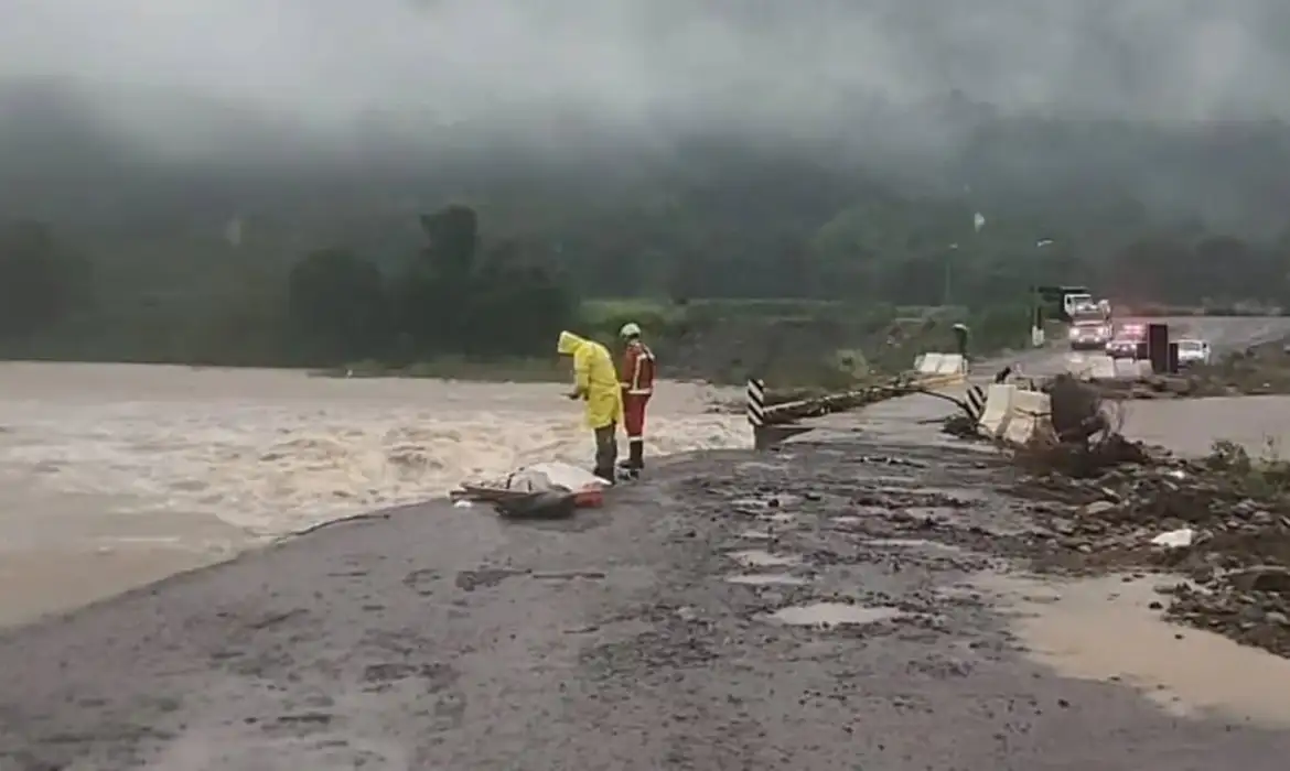 Rio Grande do Sul entra na semana sob alerta vermelho para tempestades