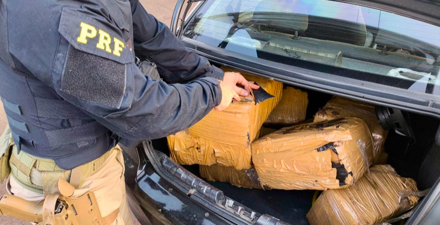 PRF apreende quase 100 quilos de maconha escondidos em carro na BR-277